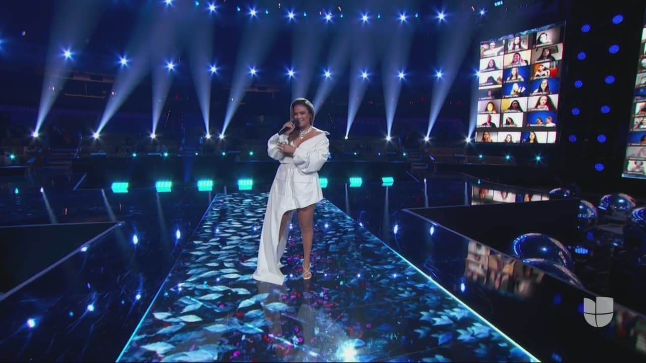 Minutos después, Karol se cambió de vestuario. Utilizando un vestido blanco con una cauda en uno de sus extremos, la intérprete de 'Ella' se encargó de presentar el segmento en el que cuatro de sus colegas cantaron los más grandes éxitos de Selena.