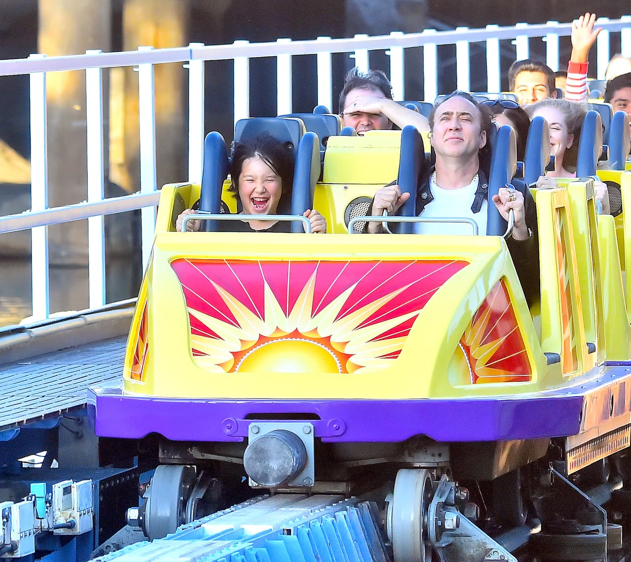 Nicolas Cage se divirtió como nunca en Disneyland.
