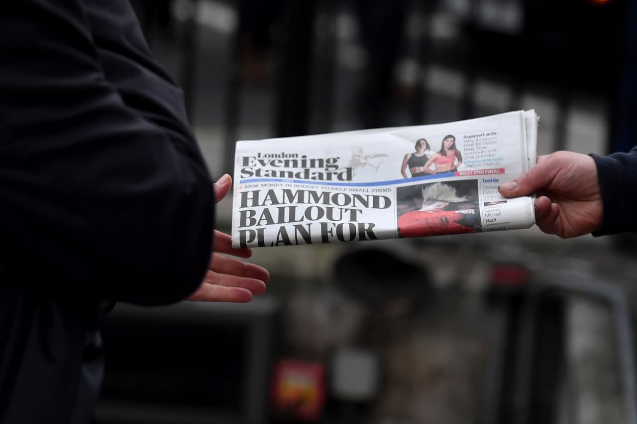 Al revisar las manos de 50 transeúntes en las calles de Londres, científicos 
<a href="http://www.medicaldaily.com/why-wash-your-hands-fecal-matter-bacteria-are-most-common-type-found-your-399815">hallaron</a> que hasta 30% de las personas tenía bacteria fecal en sus manos. Un cuarto tuvo una “contaminación intensa” de bacterias. Otro 
<a href="https://www.eurekalert.org/pub_releases/2011-10/lsoh-cou101211.php">estudio</a> de la Escuela de Higiene y Medicina Tropical de la London School que examinó 390 manos, determinó que 16% conteía la peligrosa bacteria 
<i>Escherichia coli.</i>