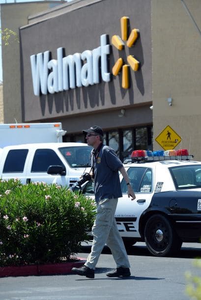 El hombre y la mujer fueron entonces a la parte trasera de la tienda.
