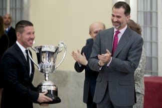 Simeone recibe el trofeo de manos del Rey de España.