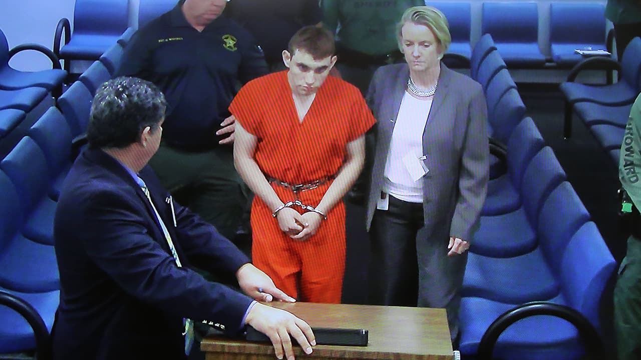 Nikolas Cruz, el autor de la masacre de Marjory Stoneman Douglas High School en Parkland, Florida, frente a la corte del condado de Broward, este 15 de febrero de 2018 en Fort Lauderdale, Florida.