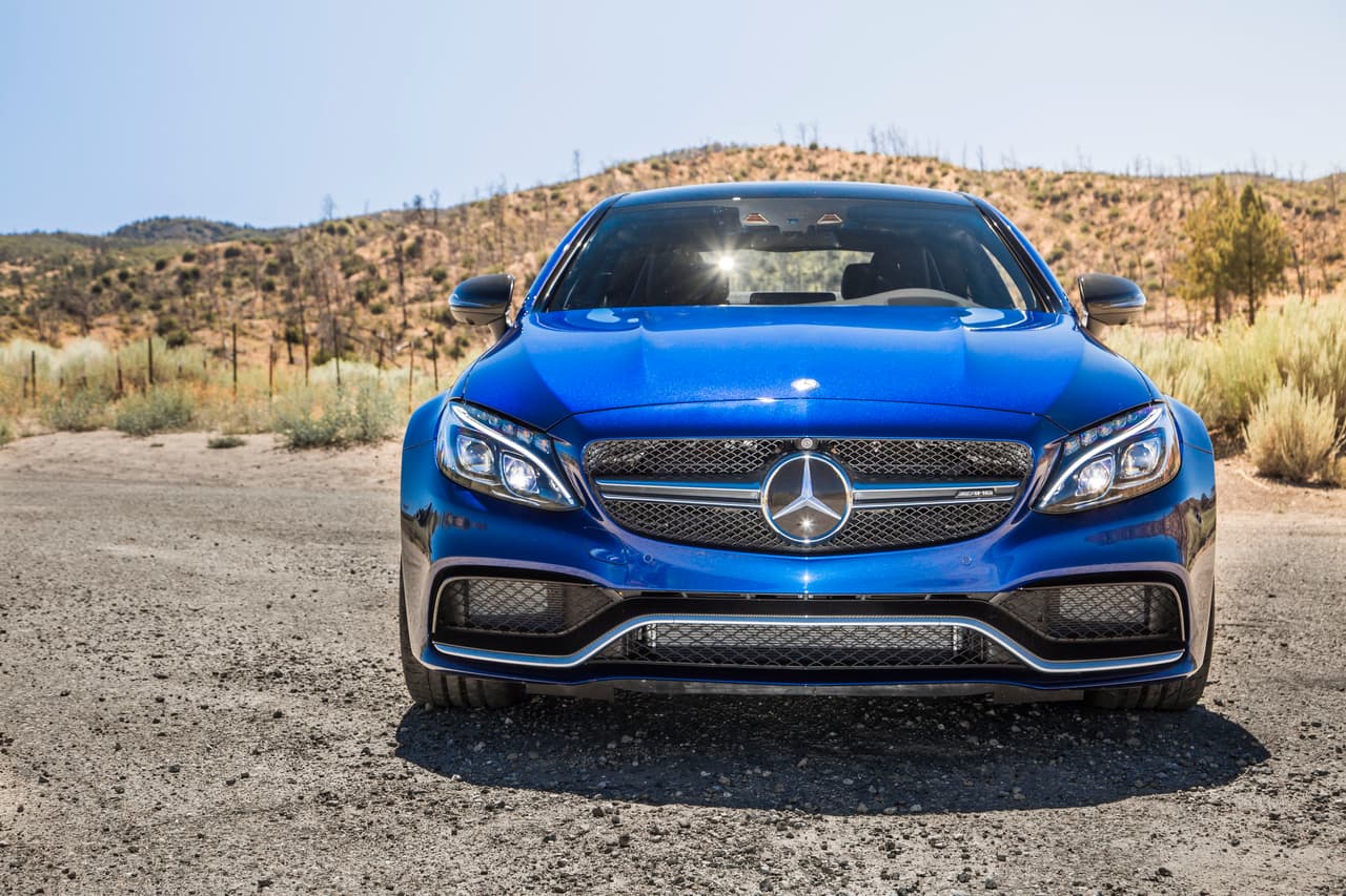 "El nuevo C63 Coupé representa nuestra concepción de progreso: Su estructura ofrece unas impresionantes dinámicas laterales y longitudinales a unos altísimos niveles de exigencia con consumo mejorado", nos dice Tobias Moers, Presidente de Mercedes-AMG GmbH. "Adicionalmente su muscular diseño nos ayuda a establecer una importante referencia visual. Nuestros cliente podrán experimentar el progreso con todos sus sentidos: visión, oído, sentimiento y sobre todo manejo".
<br>