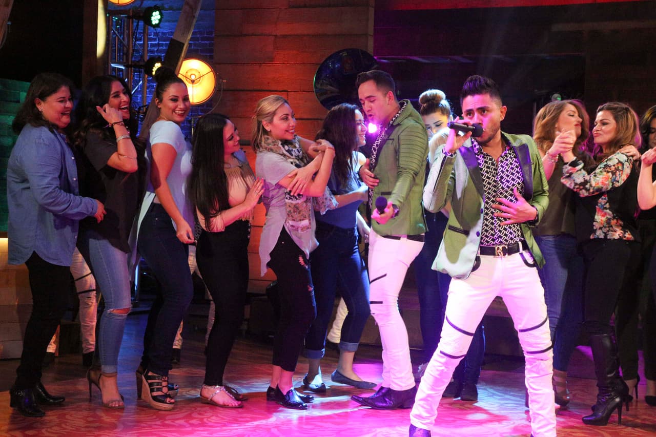 La Reina de la Canción se engalanó con la visita de Banda Carnaval, quienes interpretaron su éxito 'Ella es mi mujer' para todas las concursantes y aprovecharon para mostrar sus mejores pasos de baile.