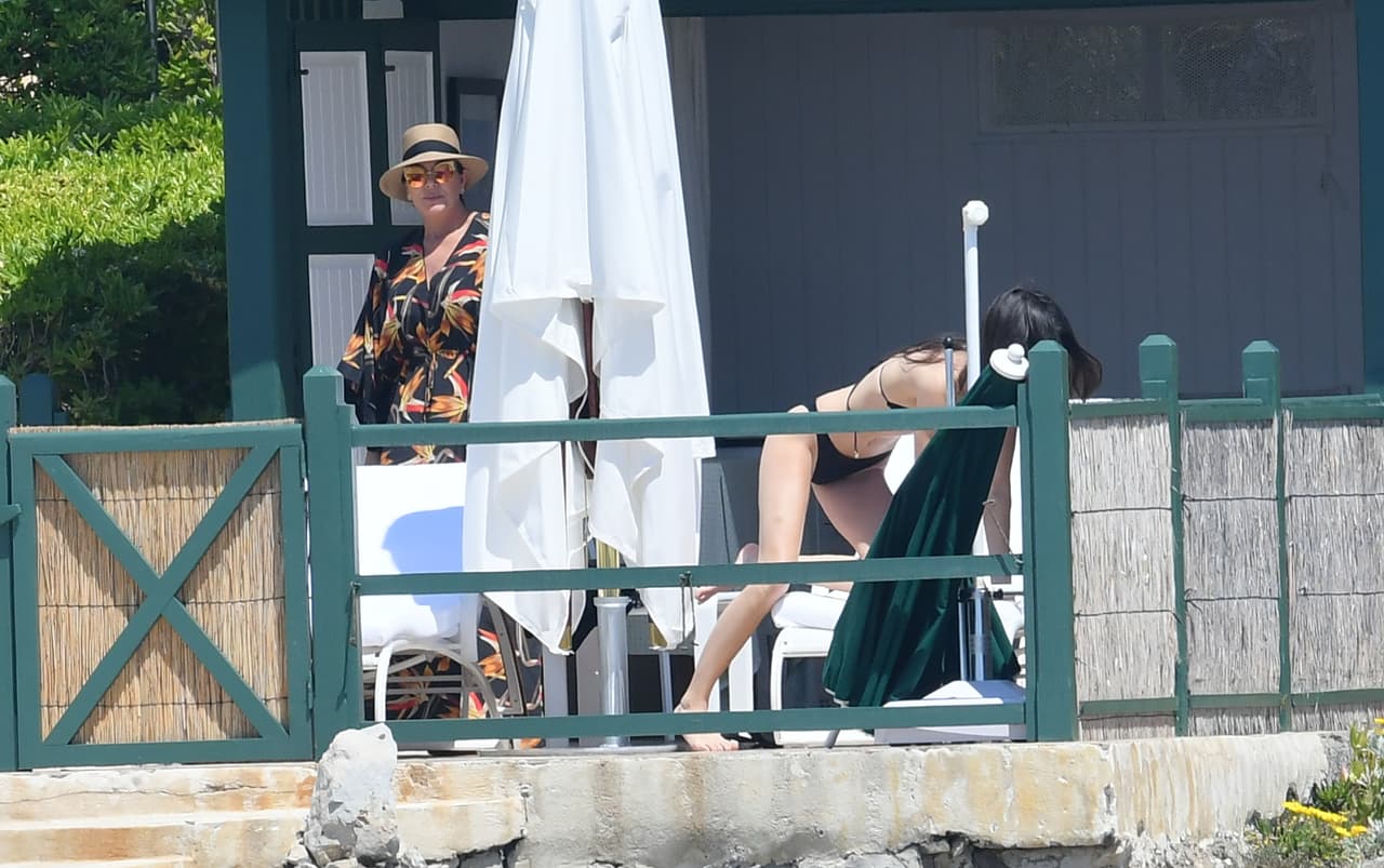 No estaba sola, su mamá Kris Jenner esta con ella.