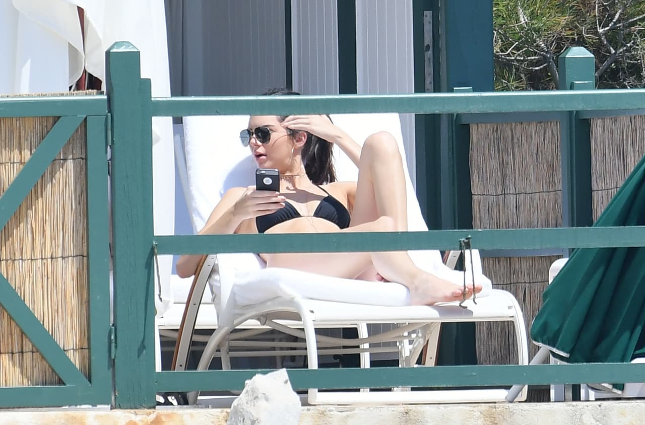 Kendall sacó su celular.
