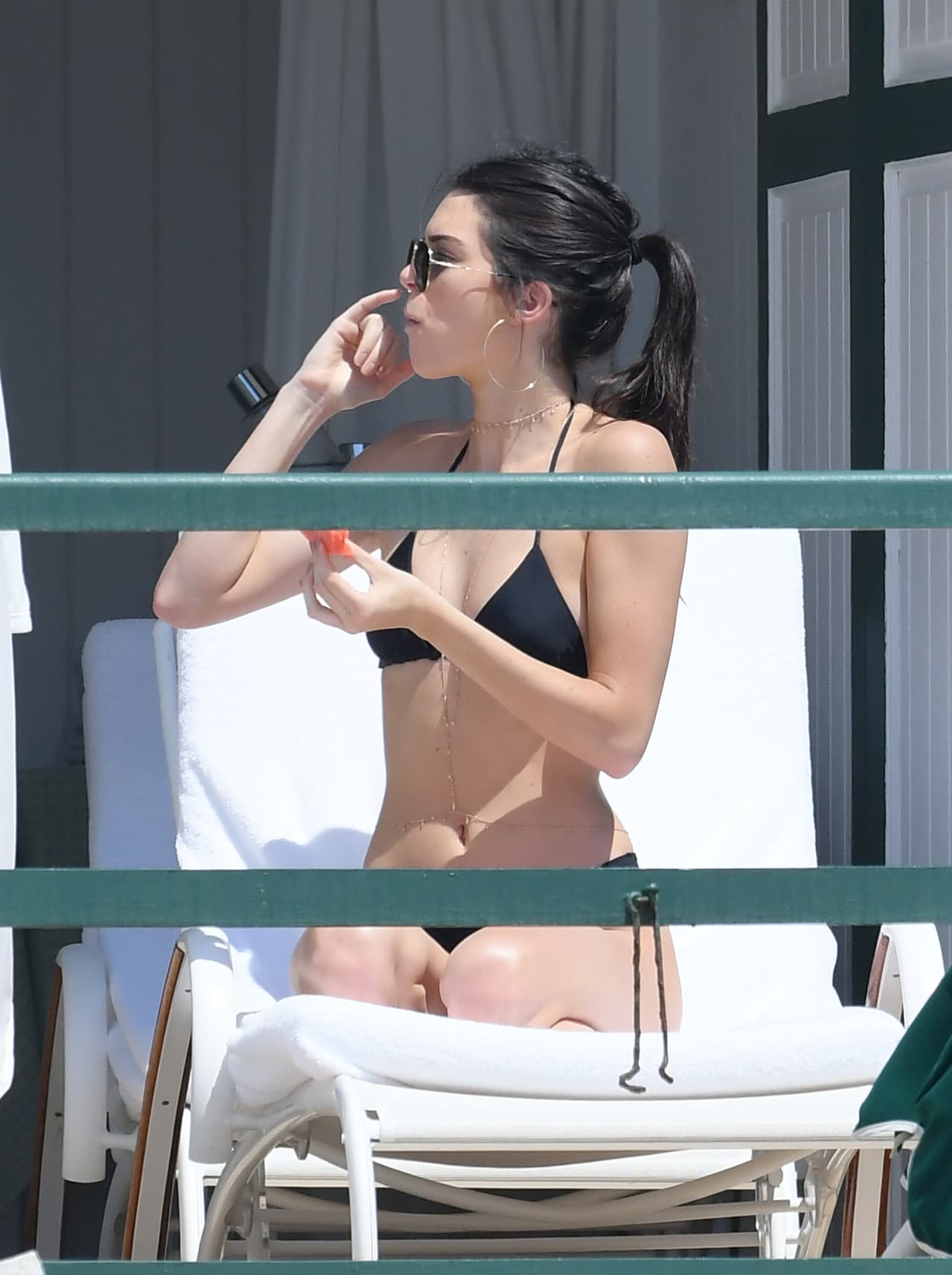 Estaba comiendo una deliciosa sandía.