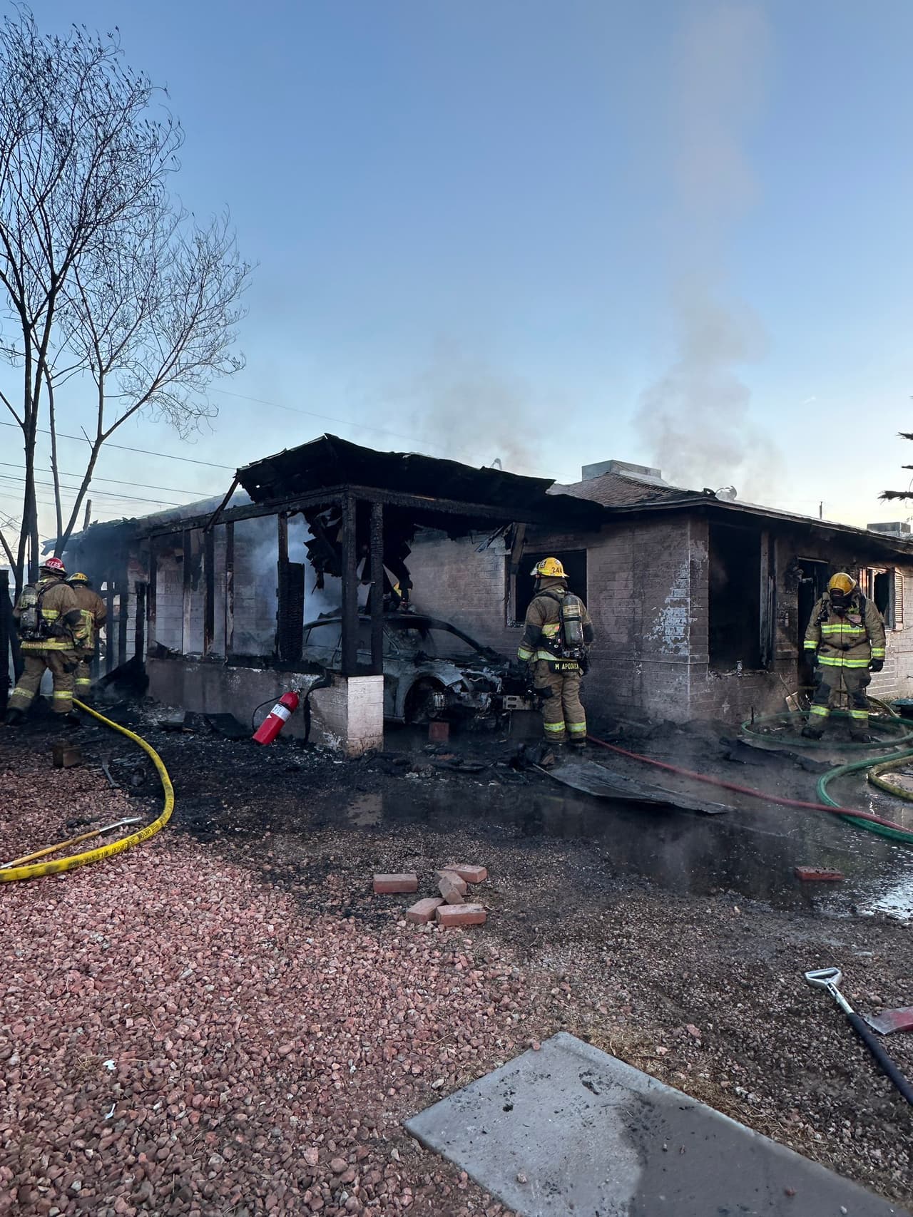 Aparentemente, 
<b>el fuego arrancó en la cochera de una de las dos casas</b> y se expandió a la otra.