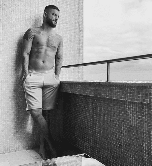 Para mantenerse en esta condición, Maluma "sabe que
<b> no puede comer cosas fritas.</b> Cuando estamos de gira lo hacemos, no hay problema, pero no debe", dijo el entrenador.