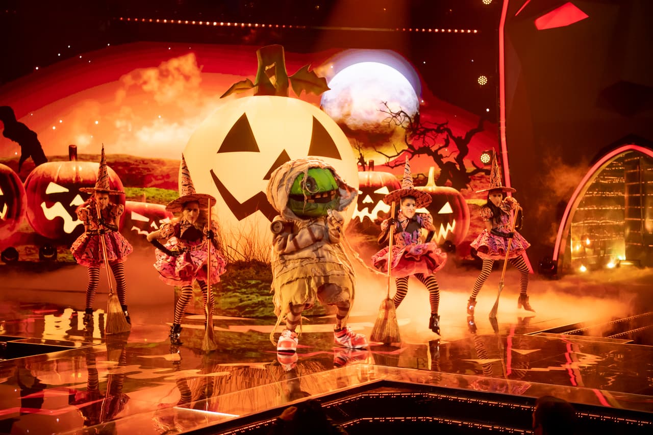 El segundo triple combate inició con la participación de Zombie, quien nuevamente cantó reggaetón; en esta ocasión con el tema 'Dura' de Daddy Yankee.