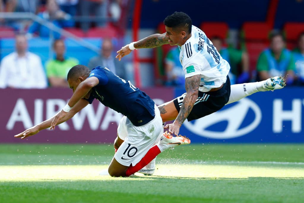 Mbappe fue víctima de una falta al minuto 12 del primer tiempo que provocó un penalti a favor de Francia.