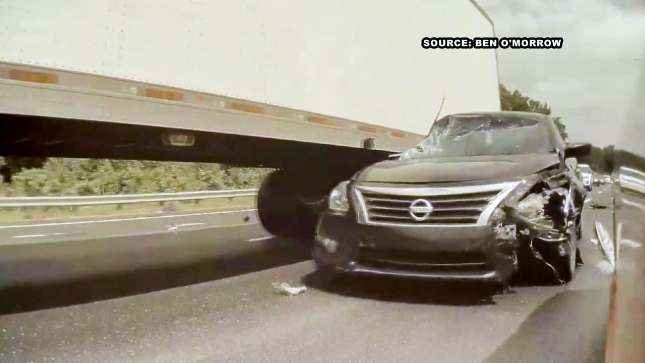 Cámara capta aparatoso choque entre un auto y un camión de carga en Charlotte