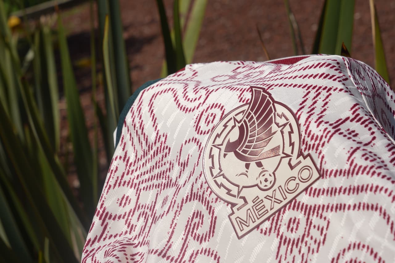 Este diseño que conjunta la tecnología con la historia de México en su cultura con tintes prehispánicos para la playera de visitante de México para el Mundial Qatar 2022 luce espectacular.