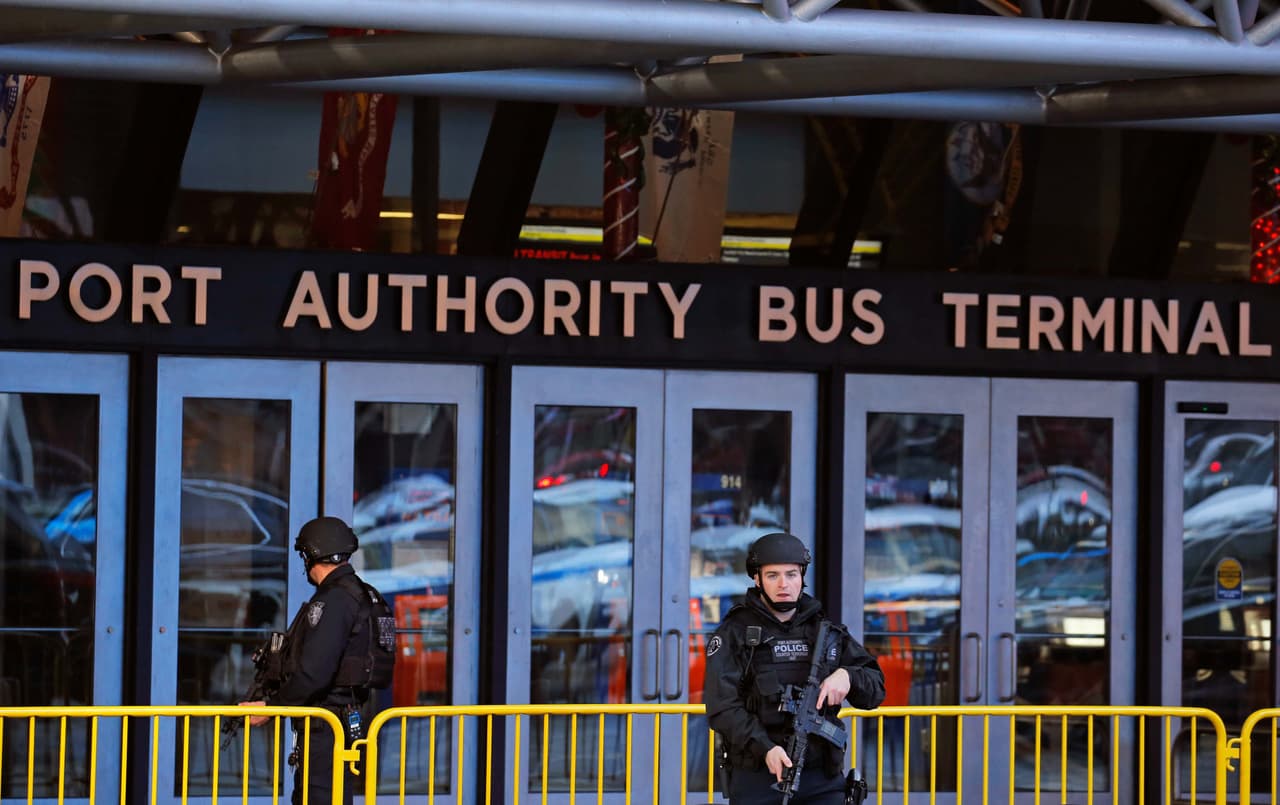 Un fuerte dispositivo de seguridad resguardando la estación. (Lucas Jackson/Reuters)