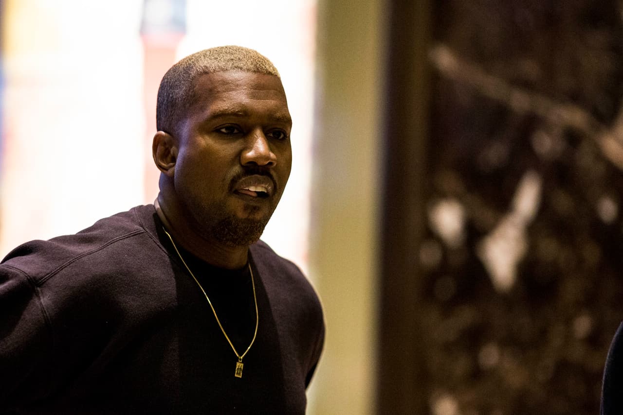 West se negó a mirar al litigante y "siguió jugando con su teléfono". Además, le dijo que
<b><a href="https://www.univision.com/entretenimiento/celebridades/kanye-west-arremete-contra-disenadores" target="_blank">era "jodidamente estúpido"</a></b> al momento de que comenzó a hacerle preguntas, las cuales el ex de Kim Kardashian se negó a contestar.
<br>