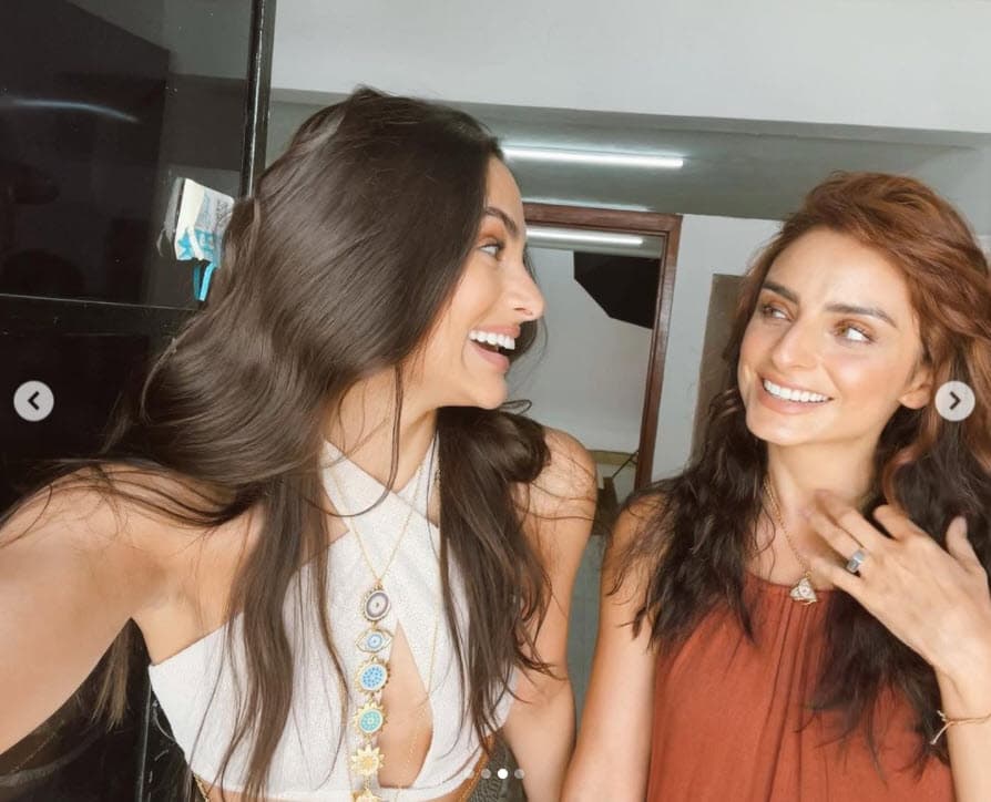 Algunas de las similitudes que sus seguidores hallaron fueron sus ojos. 
<br>