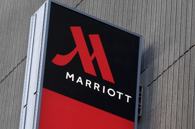<h3 class="cms-H3-H3">Marriot</h3>
<br>
<br>Tras los violentos sucesos en el Capitolio, la cadena hotelera detendría las donaciones del Comité de Acción Política (PAC) "a aquellos que votaron en contra de la certificación de la elección", le dijo una portavoz al diario, aunque no se especificó cuánto duraría esta determinación.