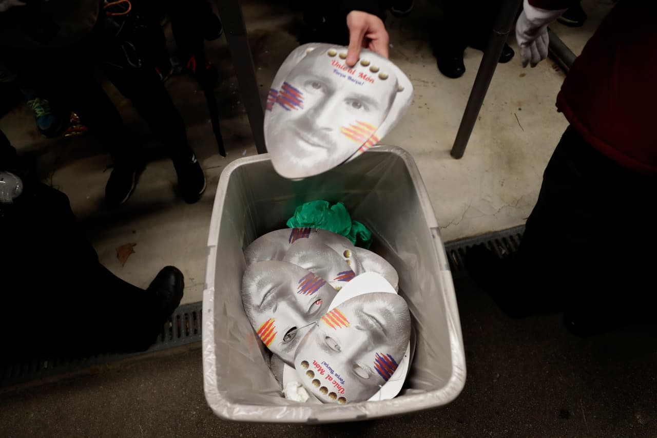 Laafición del Barça llega al Camp Nou con pancartas para protestar, de forma pacífica.