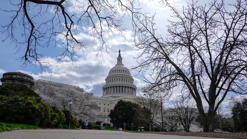 Cámara Baja aprueba fondos para evitar el cierre del gobierno y en protesta presentan moción para sacar al líder del Congreso