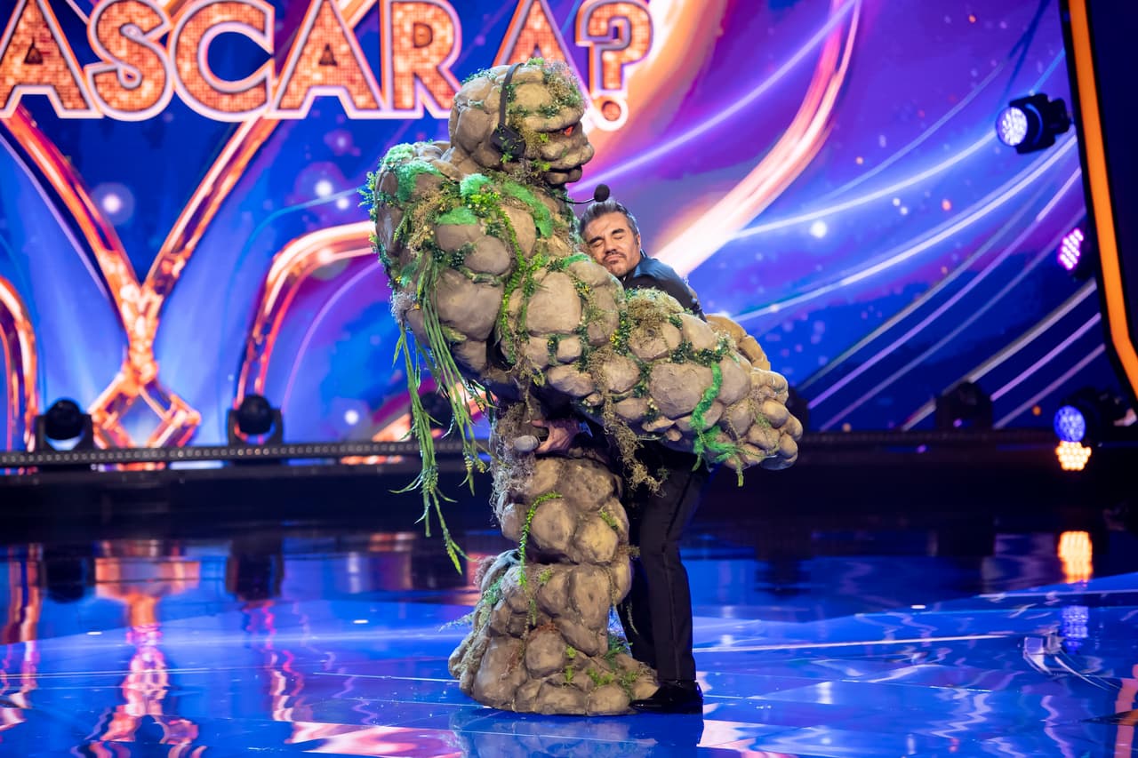 El Hombre de Piedra reveló su identidad, sin antes bailar un tema de Jenni Rivera, muy pegadito a Adrián Uribe, quien sin duda disfrutó del momento.