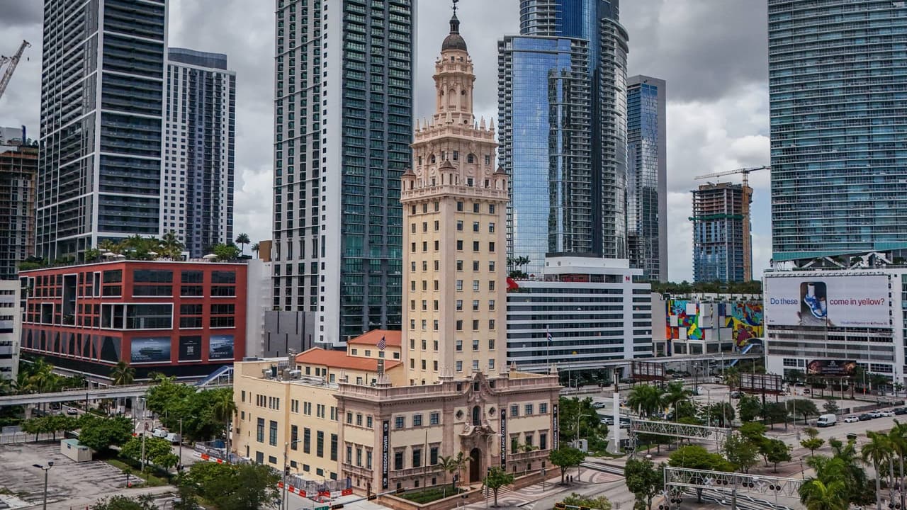 Reabre la Torre de la Libertad, emblemático edificio en Miami que es símbolo del exilio cubano