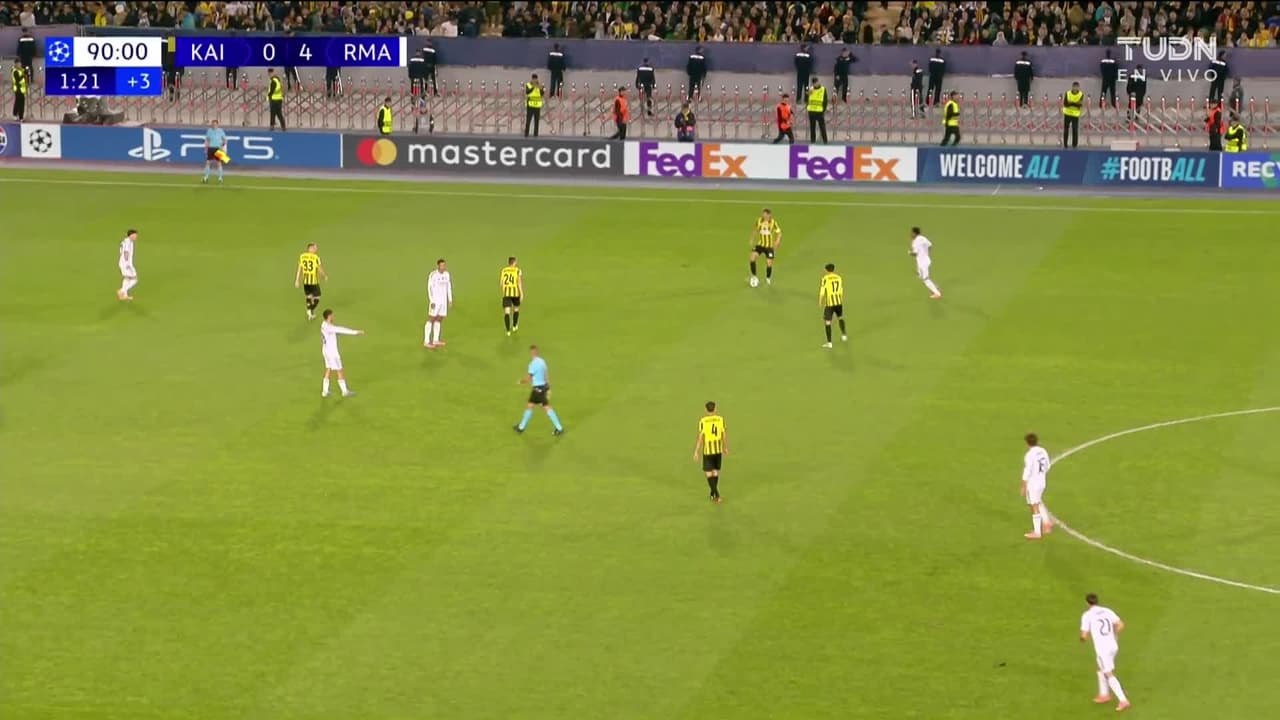 ¡TIRO ATAJADO! disparo por Jude Bellingham.