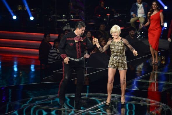 Los jueces subieron al escenario para darnos una clase de baile. Ana Torroja hasta se quitó los zapatos, Cristian Castro enseñó su movimiento de cadera a María León, Espinoza Paz bailó pegadito con Paty Cantú y Pee Wee se movió con candela.