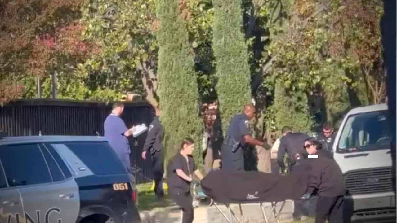 Oficiales de la Policía de Irving y del Médico Forense acudieron la mañana del 19 de octubre a llevarse el cuerpo del desconocido, quien no ha sido identificado.