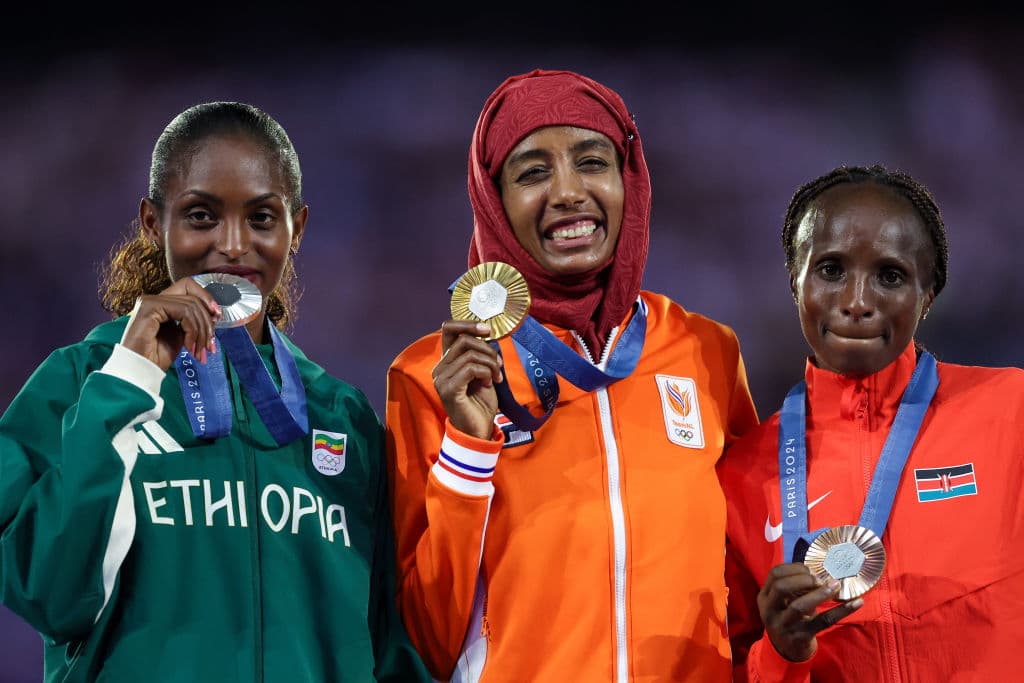 ¡Poderosa! Sifann Hassan acepta medalla de oro en París utilizando su hiyab