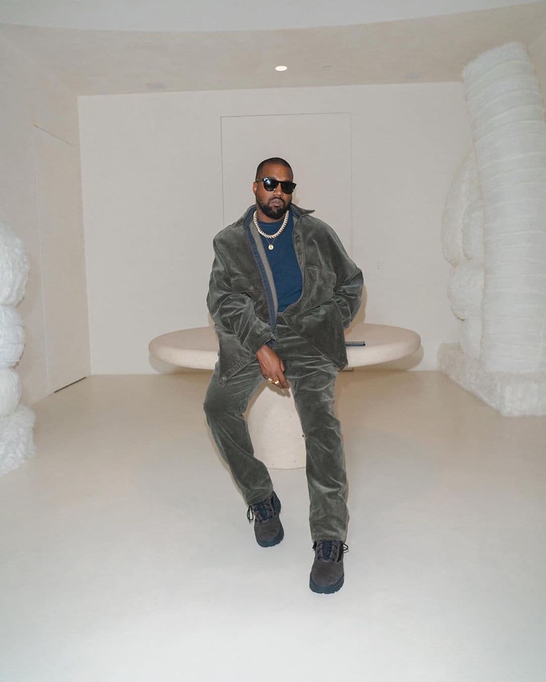 Kanye West lució un outfit completamente gris que combinó con lentes oscuros y un collar.