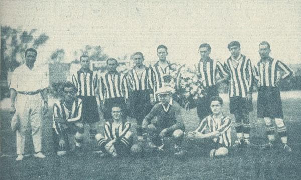 La liga mexicana, en ese entonces Liga Mayor no se fundó sino hasta 29 años después de la primera U.S. Open Cup. En la foto el Club de Fútbol Asturias, campeón de la primera edición del profesionalismo mexicano.