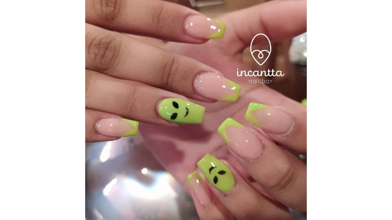 Diseño de uñas para Halloween de aliens