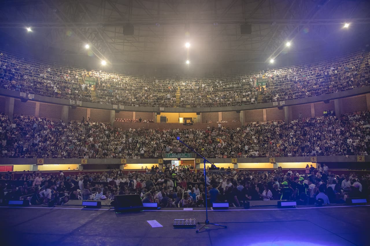 “200 jóvenes de aquella época vimos tocar aquí a una banda argentina que nos inspiró para hacer rock y tocar música” y acto seguido comenzó a interpretar 'Cuando pase el temblor', de Soda Estéreo", provocando una enorme ovación que hizo cimbrar el escenario.