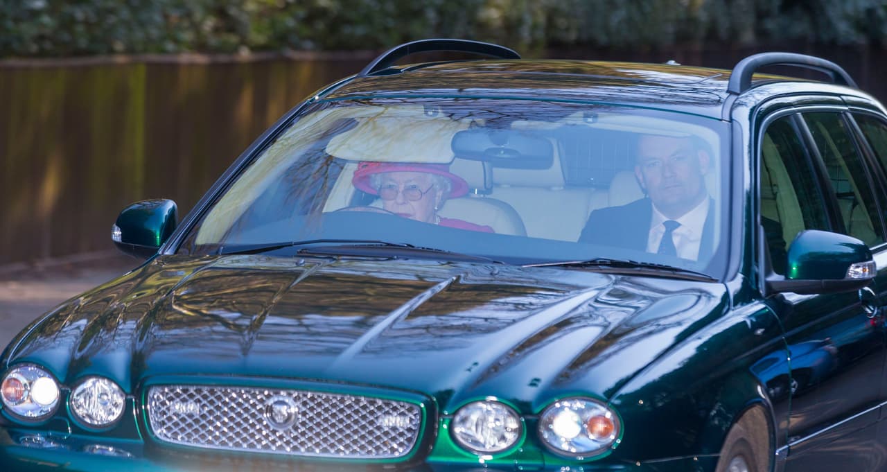 Varios medios británicos reportaron este lunes que la reina Isabel II siguió los consejos de su gabinete de seguridad y en adelante utilizará un chofer para trasladarse.