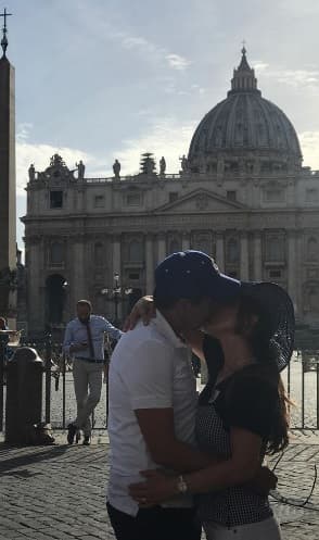 No podía faltar el amoroso beso entre Gustavo y Priscila, frente a la Plaza de San Pedro y teniendo de fondo el atardecer romano.