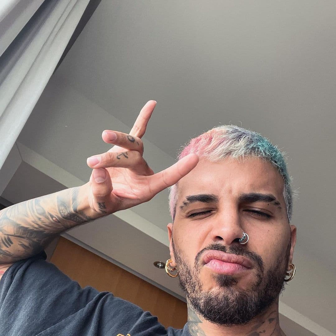 Y mientras Balvin se hacía trenzas, 
<a href="https://www.univision.com/shows/el-gordo-y-la-flaca/rosalia-y-rauw-alejandro-son-novios-y-se-unen-a-las-parejas-famosas-del-reggaeton-video">Rauw Alejandro</a> se las quitaba; ahora en este 2021, lució con el cabello corto en tonos azul, rosa y amarillo claros durante una época, y más recientemente, tiene su tono de cabello natural.