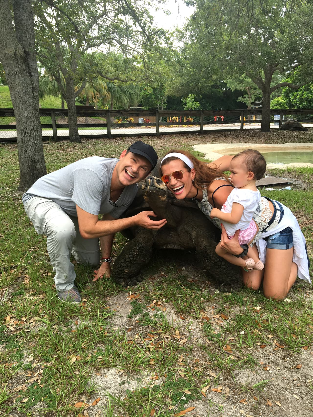 La juguetona foto con esta curiosa amiga no podía faltar, Michelle esta impresionada con su tamaño.