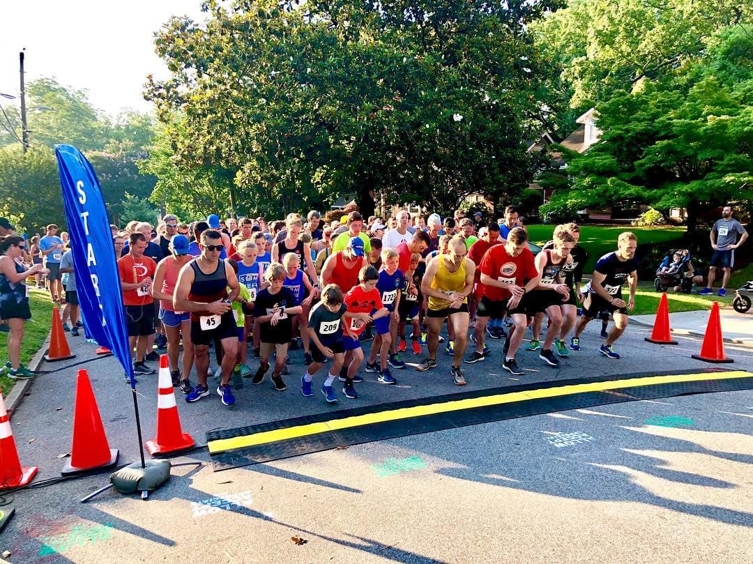 <b><a href="https://www.vahisummerfest.org/run/">Virginia-Highland Summerfest 5K (11 de junio)</a></b>. Durante más de 30 años, los corredores y caminantes serios participan en la que es considerada una de las mejores carreras de Atlanta y su festival.