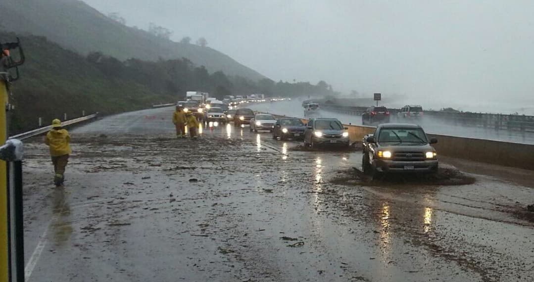 Autopista 101 fue cerrada a la altura de La Conchita, en el condado de Ventura.