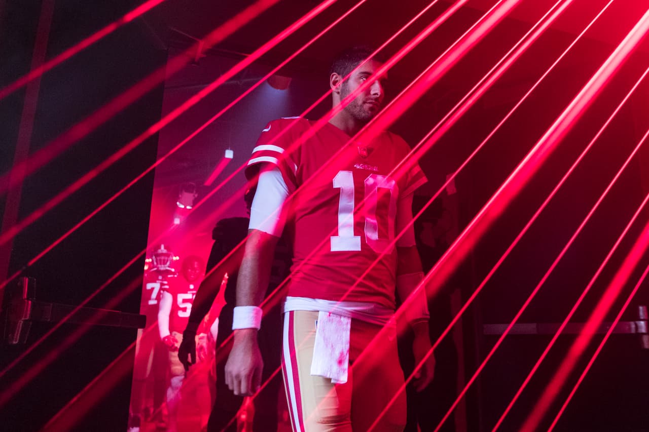 <a href="https://translate.googleusercontent.com/translate_c?depth=1&hl=es&ie=UTF8&prev=_t&rurl=translate.google.com&sl=en&sp=nmt4&tl=es&u=http://www.nfl.com/news/story/0ap3000000915489/article/jimmy-garoppolo-49ers-agree-on-record-5year-deal&usg=ALkJrhi7n0p-6lNWE1b_F6i2tVvt4XnYbg">El contrato masivo de Garoppolo por cinco años y $137.5 millones</a> con los 
<a href="https://translate.googleusercontent.com/translate_c?depth=1&hl=es&ie=UTF8&prev=_t&rurl=translate.google.com&sl=en&sp=nmt4&tl=es&u=http://www.nfl.com/teams/sanfrancisco49ers/profile%3Fteam%3DSF&usg=ALkJrhjleMBHyCPGbXcw76DwFbOLsf_LBg">San Francisco 49ers</a> lo convirtió en el jugador más rico en la historia de la NFL.