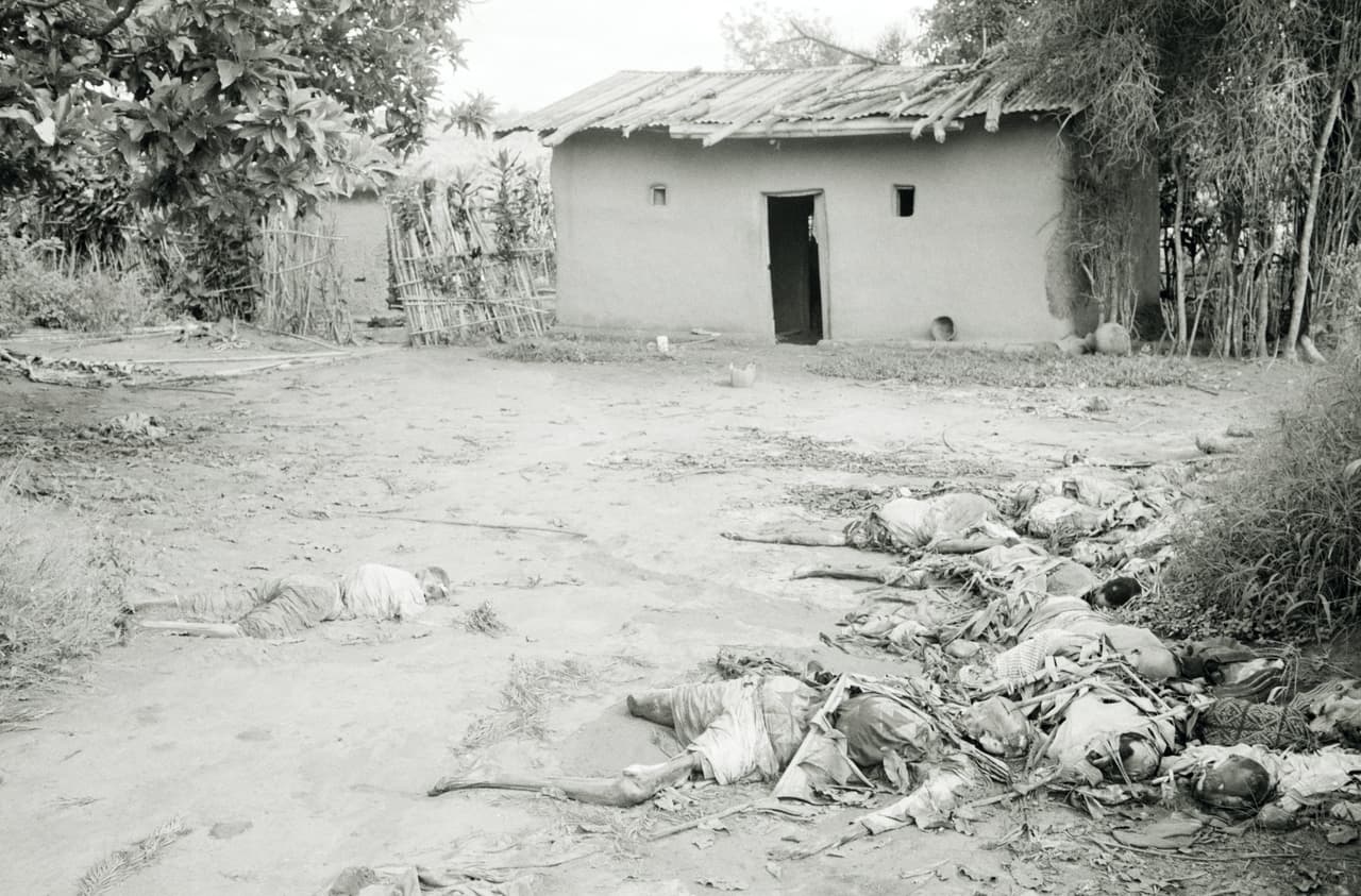 Según algunos cálculos en la masacre murieron hasta 10,000 personas por día. El 70% de la población tutsi fue eliminada y más del 10% de los habitantes de Ruanda.