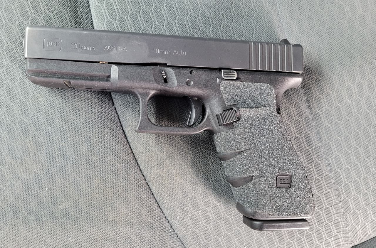 Agentes del sector Tucson arrestaron a un conductor, ciudadano estadounidense armado, cerca de Arivaca.