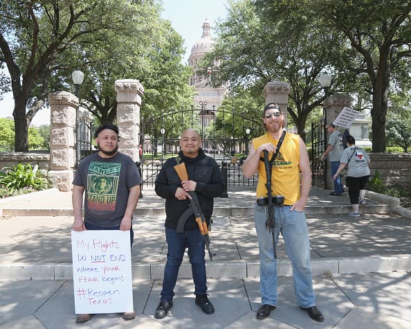 <i>"No, yo me quedo en mi casa porque por sacar la economía adelante va a morir mucha gente y otro caos se puede venir".- María Carmen Flores </i>