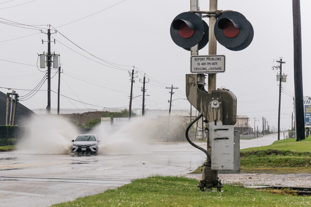 En Galveston las ráfagas de viento y las lluvias se intensifican con el pasar de las horas ocasionando fallas en el suministro de energía. La fotografía muestra una calle de lla isla inundada en la tarde del 13 de septiembre.