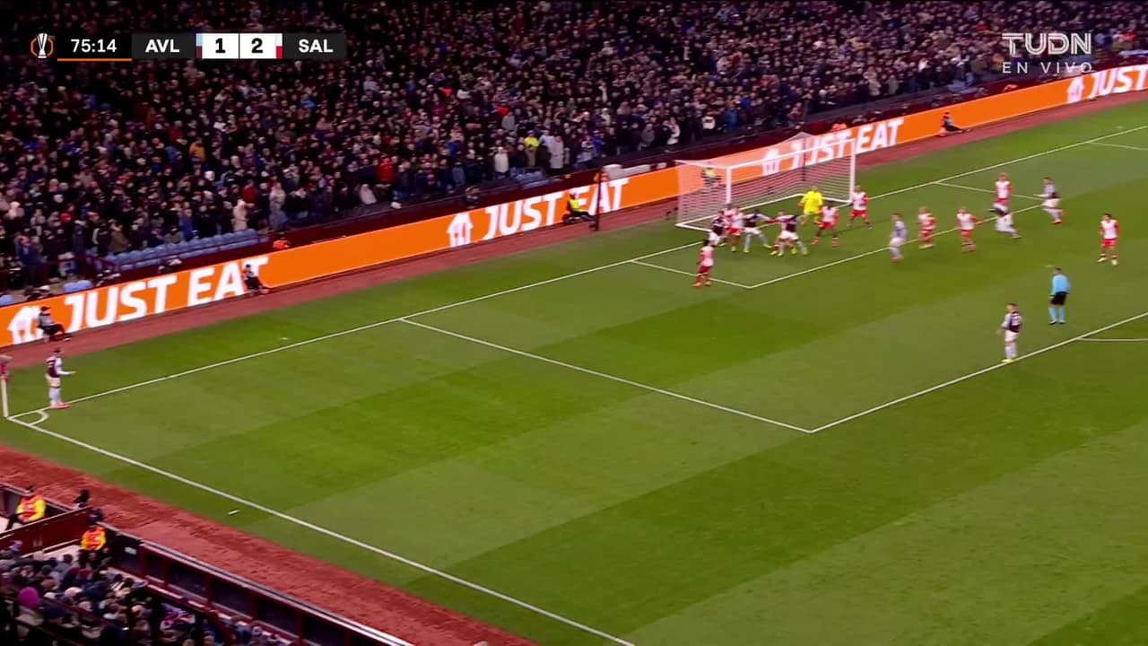 ¡GOL!  anota para Aston Villa. Tyrone Mings