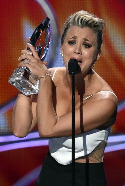 Kaley Cuoco-Sweeting recibió por segundo año consecutivo el premio a Actriz Favorita en Comedia.