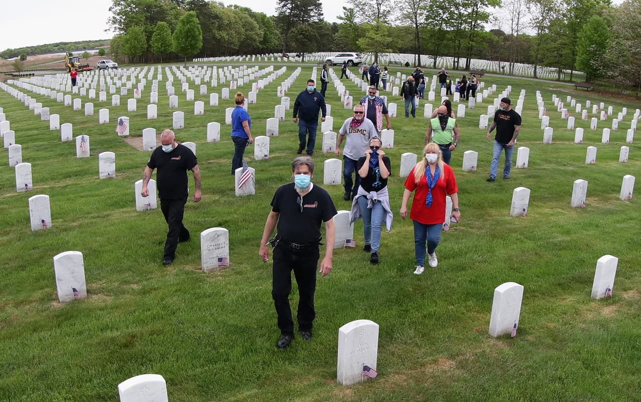 El Calverton National Cemetery está ubicado en la ciudad de Riverhead en el condado de Suffolk, al este de Long Island en Nueva York. Debido a la pandemia de coronavirus, los visitantes deben esperar que ciertas partes del cementerio, típicamente abiertas al público, estén cerradas, según se indica en su 
<a href="https://www.cem.va.gov/cems/nchp/calverton.asp" target="_blank">sitio web</a>.