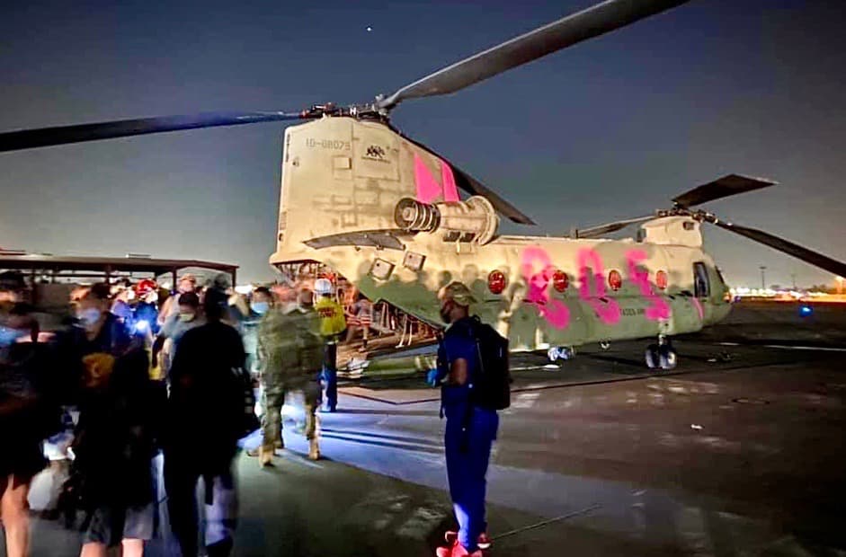 "Aún hay personas atrapadas": militares continúan rescatando turistas desde la montaña debido al incendio Creek