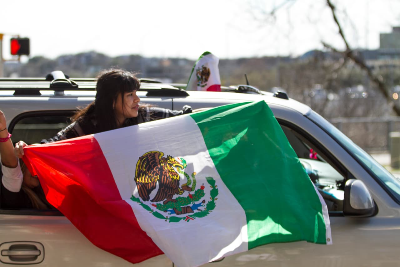La colorida y concurrida manifestación de respaldo a los inmigrantes en Austin contó con la participación de personas de varias nacionalidades y diversas comunidades.