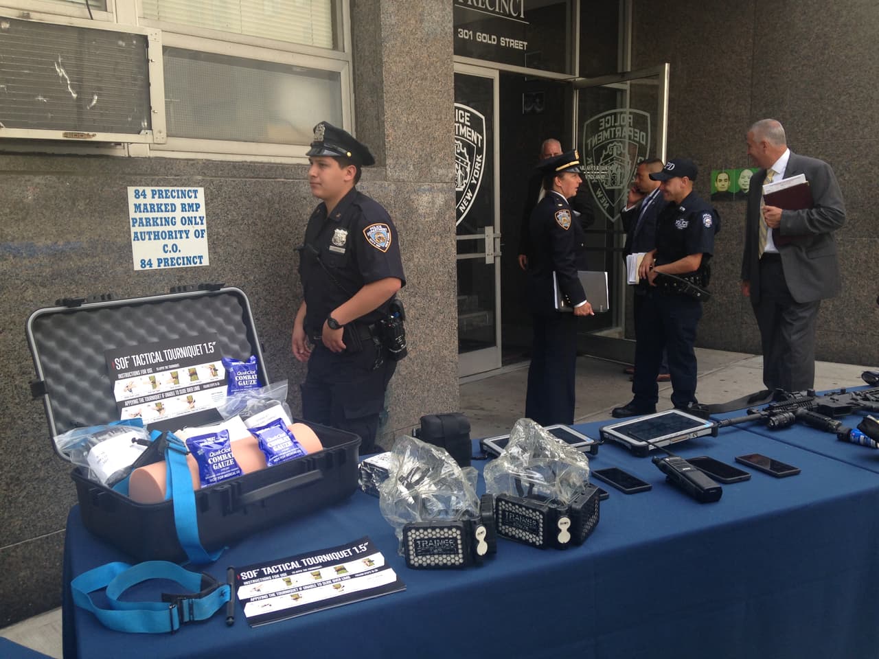 Los oficiales también cuentan con equipo de primeros auxilios.